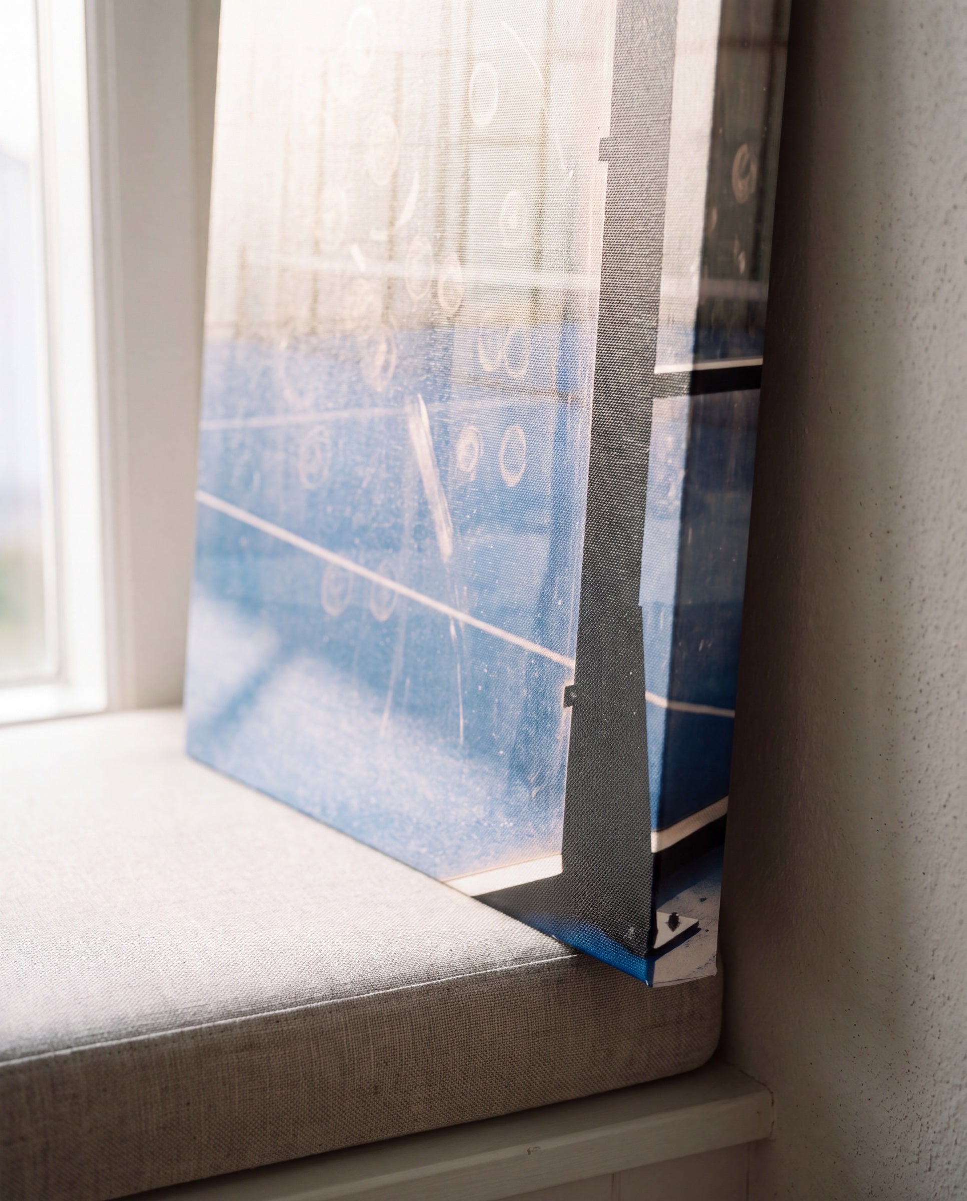 Marca, the wrapped edge of the canvas